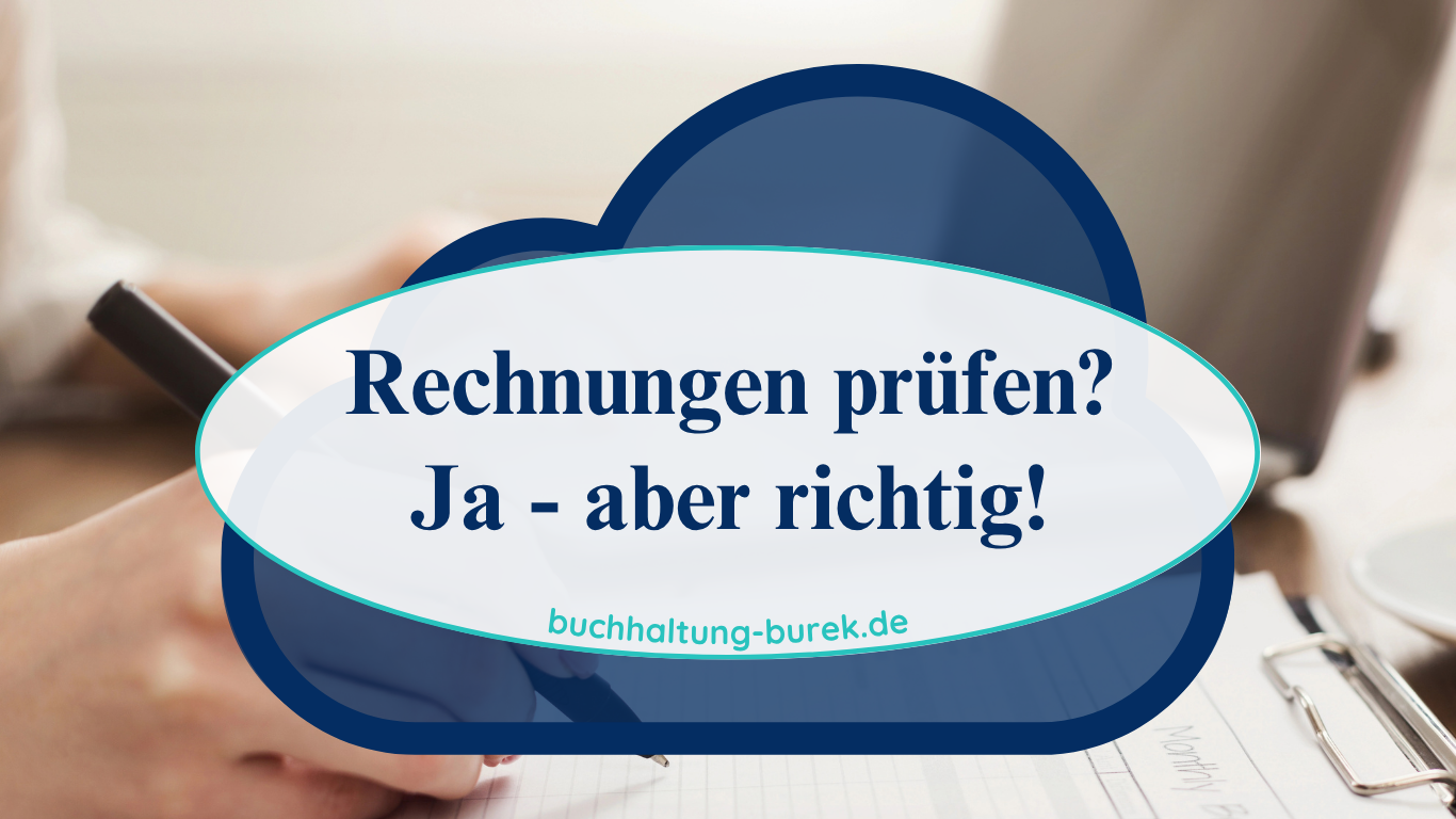 Rechnungen prüfen, Hand mit Stift über Unterlagen, PC im Hintergrund