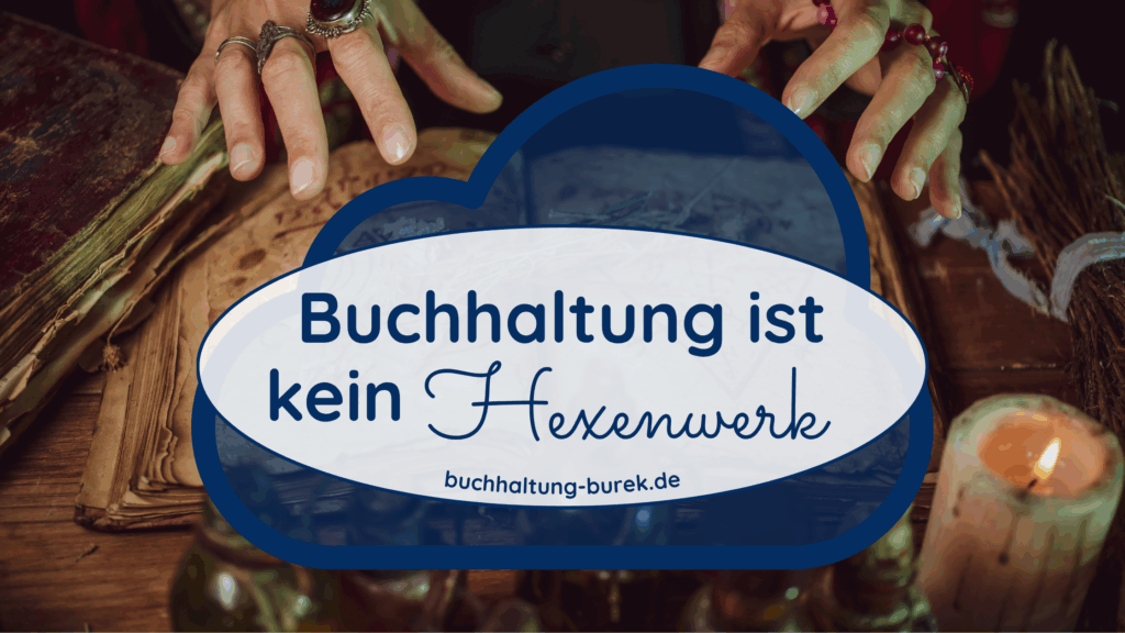 Buchhaltung ist kein Hexenwerk, weibliche Hände schwebend über dickem, altem Buch, offene Seite mit mystischen Symbolen, daneben brennende Kerze, diverse Glasfläschchen, zweites dickes, altes Buch