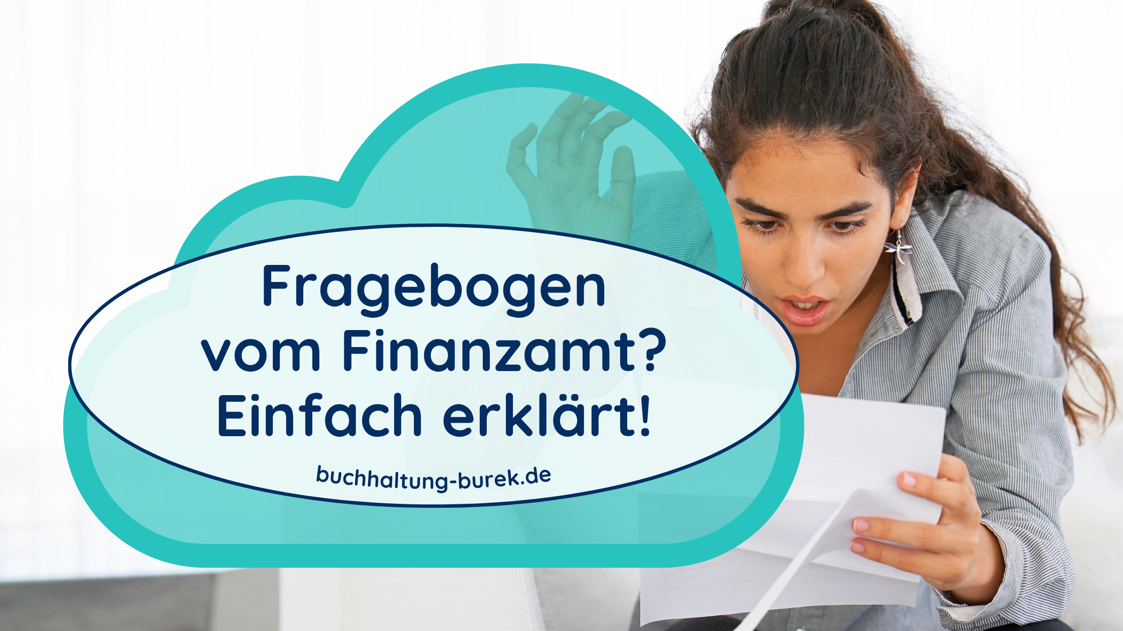 Fragebogen zur steuerlichen Erfassung; Frau blickt geschockt auf einen Brief in ihrer Hand