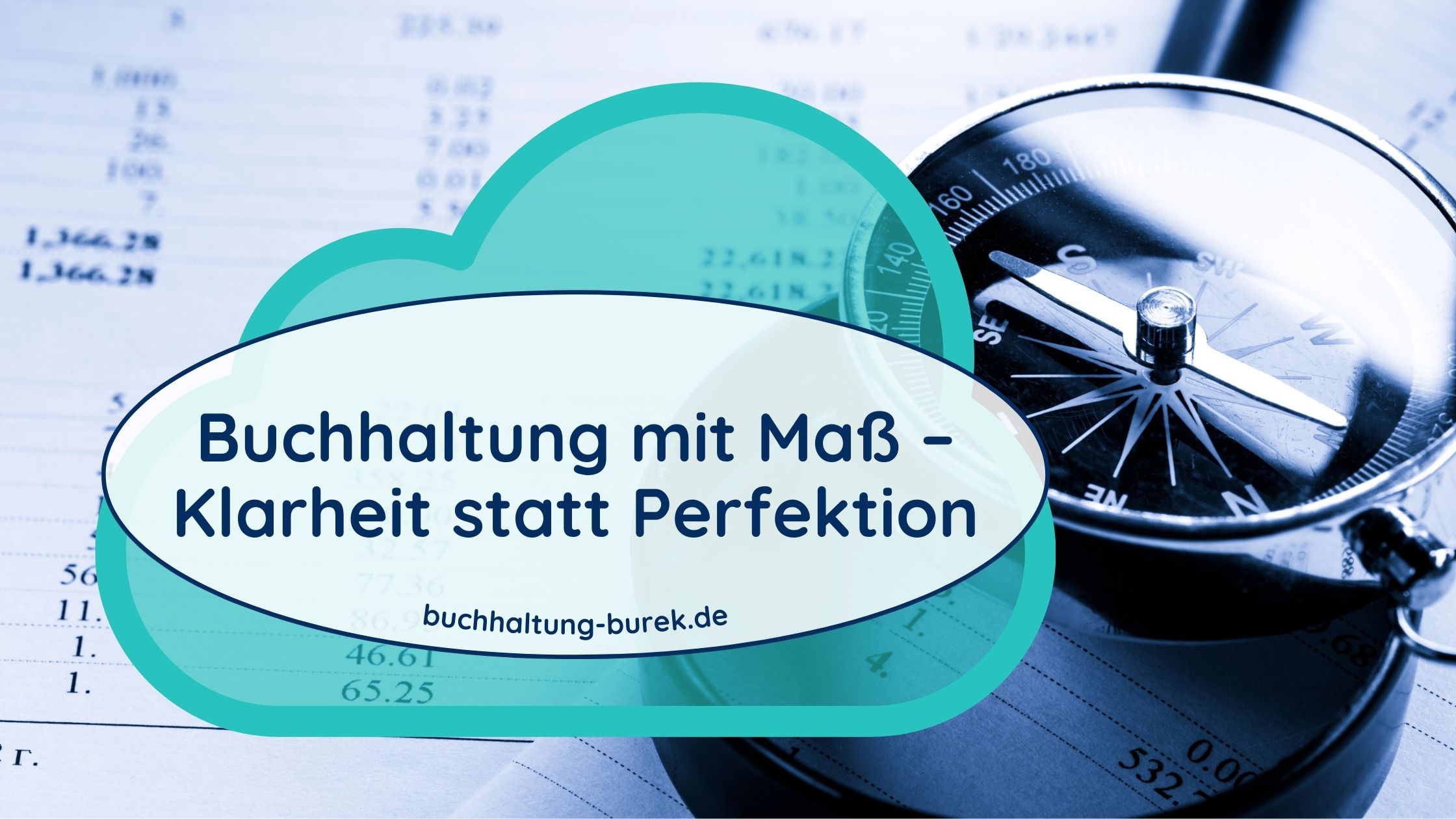 Wie viel Buchhaltung am Anfang; Auszug einer Bilanz im Hintergrund, darauf liegen ein Vergrößerungsglas und ein Kompass