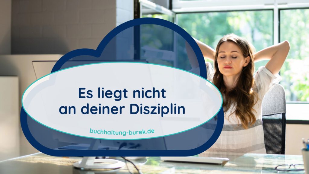 Beitragsbild Buchhaltung aufschieben, Frau am Schreibtisch, Augen geschlossen, Hände hinter ihrem Kopf verschränkt, dahinter offenes Fenster mit Blick ins Grüne