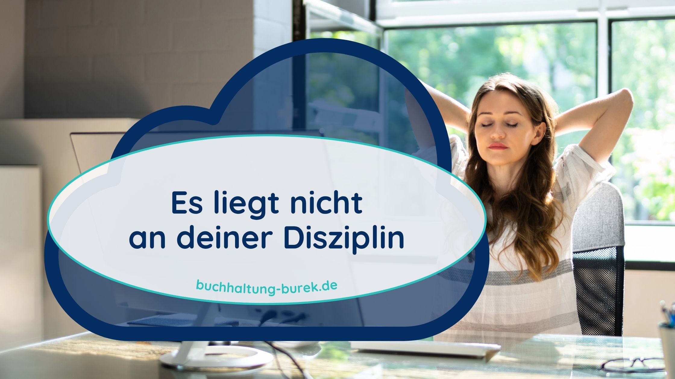 Beitragsbild Buchhaltung aufschieben, Frau am Schreibtisch, Augen geschlossen, Hände hinter ihrem Kopf verschränkt, dahinter offenes Fenster mit Blick ins Grüne