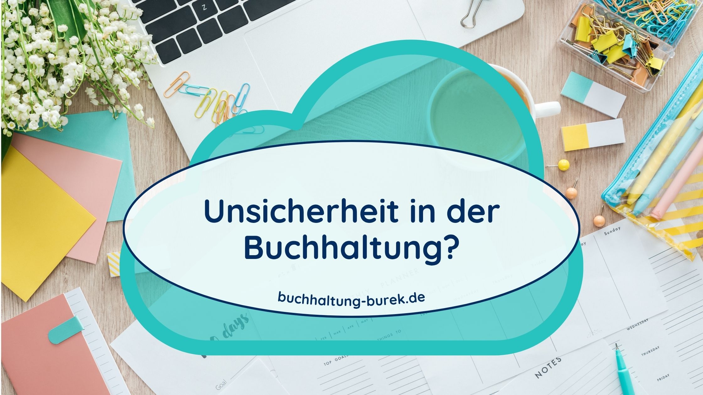 Beitragsbild mit Titel Unsicherheit in der Buchhaltung? Im Hintergrund ein chaotischer Schreibtisch voller unterschiedlicher Büromaterialien in Pastellfarben