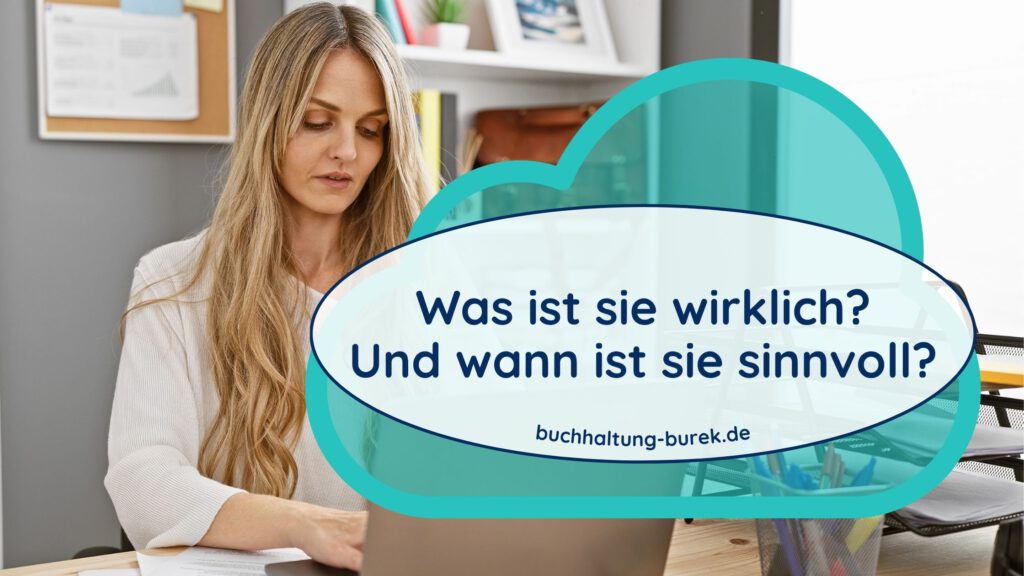 Beitragsbild Kleinunternehmerregelung, Frau arbeitet entspannt am Schreibtisch