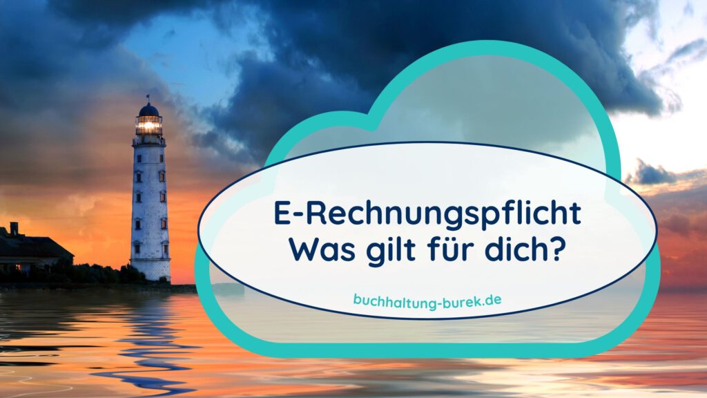 Leuchtturm am Meer in der Abenddämmerung mit Schriftzug „E-Rechnungspflicht: Was gilt für dich?“